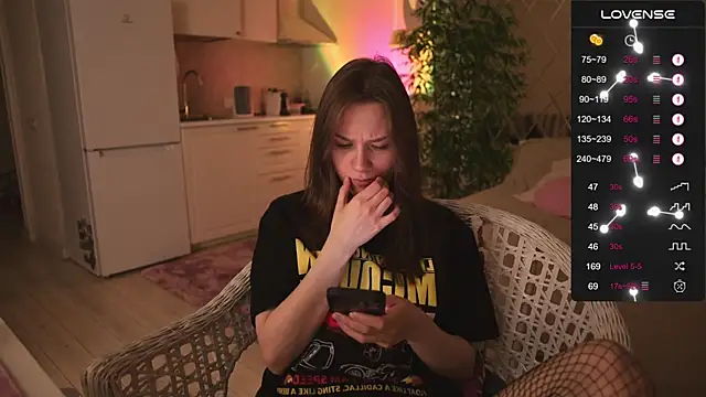 Snapshot of alexa_feels_ chatting on December 5, 4:14 pm alexa feels online show from December 5, 4:14 pm