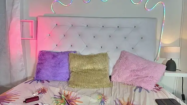 Snapshot of ariana_smiith chatting on February 28, 10:50 pm ariana smiith online show from February 28, 10:50 pm