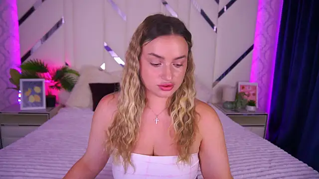 LindsieGreyy online show from September 22, 6:37 am