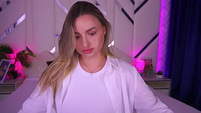 LindsieGreyy online show from September 24, 6:17 am