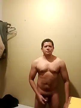 Snapshot of machoactivo1 chatting on February 10, 8:53 am machoactivo1 online show from February 10, 8:53 am