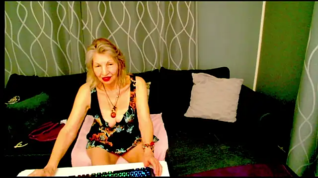 Snapshot of adeleadison chatting on December 19, 5:58 am adeleadison online show from December 19, 5:58 am