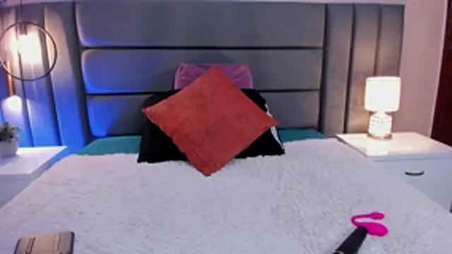 Snapshot of MiaHertz chatting on November 13, 12:42 am MiaHertz online show from November 13, 12:42 am