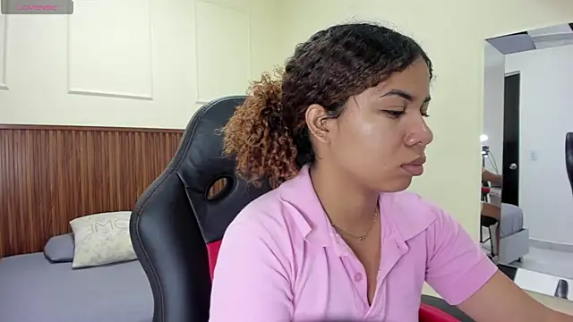 MELINAMARTINS online show from November 10, 7:35 pm