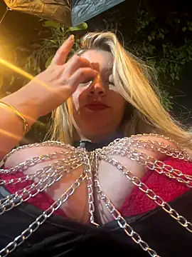 Snapshot of aurora_coldd chatting on November 13, 11:14 pm aurora coldd online show from November 13, 11:14 pm