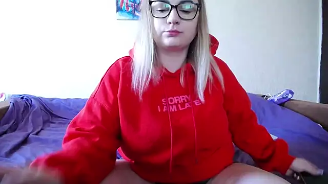 Snapshot of YourSwetiwGirl chatting on April 28, 8:52 am YourSwetiwGirl online show from April 28, 8:52 am