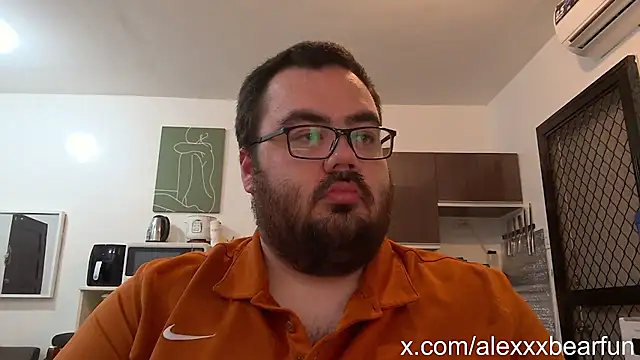 Snapshot of alexxxbear chatting on February 19, 8:01 am alexxxbear online show from February 19, 8:01 am