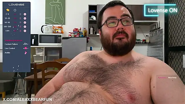 Snapshot of alexxxbear chatting on March 1, 8:31 pm alexxxbear online show from March 1, 8:31 pm