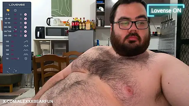 Snapshot of alexxxbear chatting on March 6, 11:31 pm alexxxbear online show from March 6, 11:31 pm