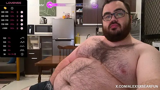 Snapshot of alexxxbear chatting on October 6, 9:01 pm alexxxbear online show from October 6, 9:01 pm