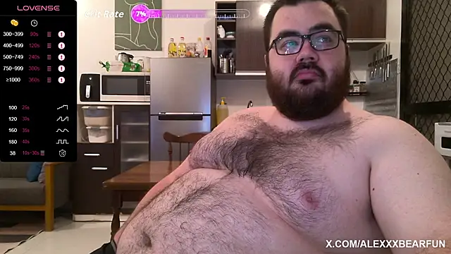 Snapshot of alexxxbear chatting on October 9, 11:03 pm alexxxbear online show from October 9, 11:03 pm