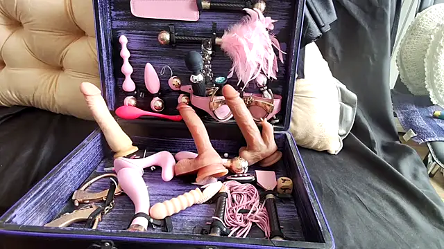 Snapshot of Chanel_Noire chatting on March 4, 12:55 pm Chanel Noire online show from March 4, 12:55 pm