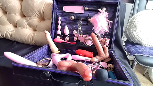 Snapshot of Chanel_Noire chatting on March 8, 2:08 pm Chanel Noire online show from March 8, 2:08 pm