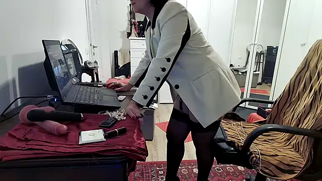 Chanel Noire online show from January 8, 2:08 pm