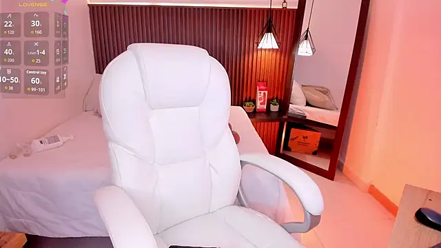 julietaevanns online show from February 18, 3:35 am