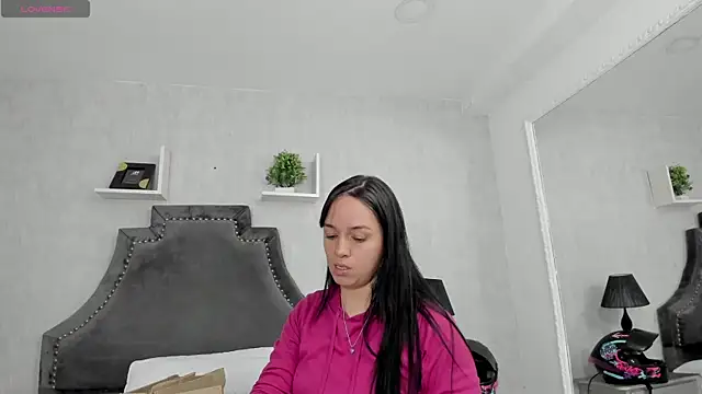 EmiliaRose  online show from November 27, 8:55 pm