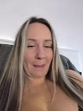 Snapshot of Mona_Plus chatting on January 6, 7:34 am Mona Plus online show from January 6, 7:34 am