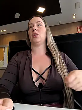 Snapshot of Mona_Plus chatting on February 8, 10:18 am Mona Plus online show from February 8, 10:18 am