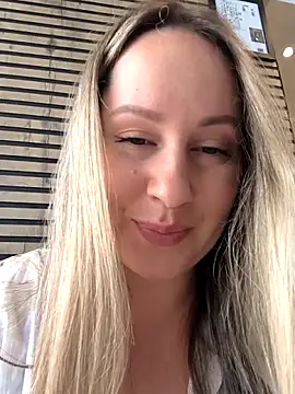 Snapshot of Mona_Plus chatting on February 19, 11:17 am Mona Plus online show from February 19, 11:17 am