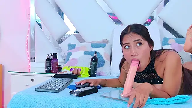 Snapshot of YesyHills chatting on March 22, 10:04 pm YesyHills online show from March 22, 10:04 pm