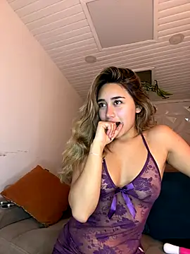 Hornyholly   online show from January 6, 9:07 pm