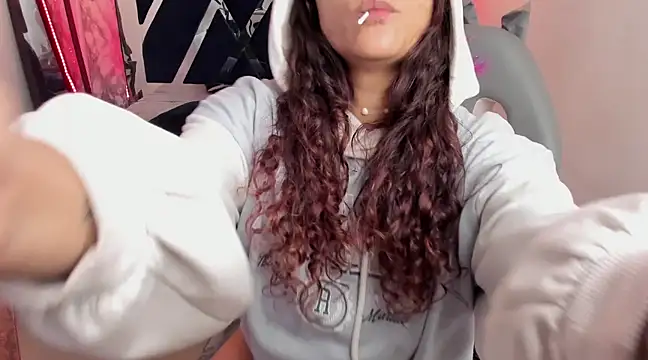 Snapshot of charlotte_bluee chatting on February 18, 10:36 pm charlotte bluee online show from February 18, 10:36 pm