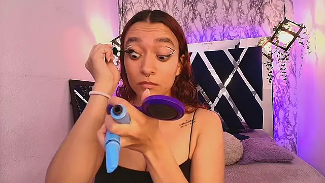 Snapshot of charlotte_bluee chatting on October 21, 7:47 pm charlotte bluee online show from October 21, 7:47 pm