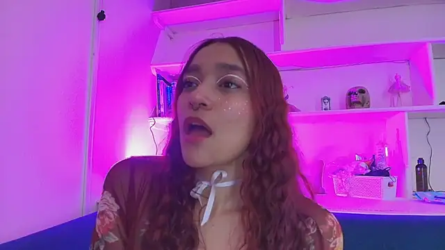 Snapshot of charlotte_bluee chatting on December 14, 8:30 am charlotte bluee online show from December 14, 8:30 am