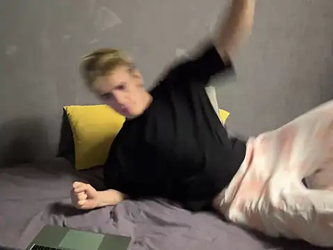 Snapshot of EdwinBlaze chatting on February 15, 3:52 am EdwinBlaze online show from February 15, 3:52 am