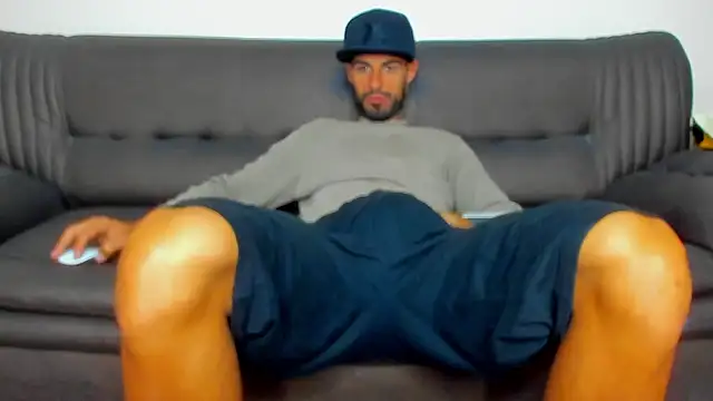 Snapshot of sexyhotmusclesforyou1 chatting on November 4, 4:44 am sexyhotmusclesforyou1 online show from November 4, 4:44 am