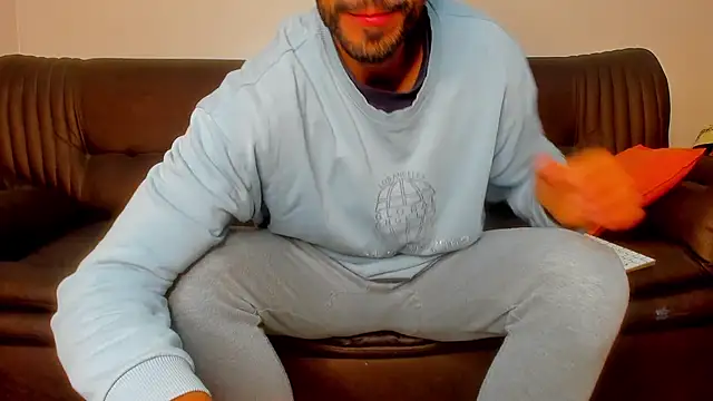 Snapshot of sexyhotmusclesforyou1 chatting on November 26, 9:21 am sexyhotmusclesforyou1 online show from November 26, 9:21 am