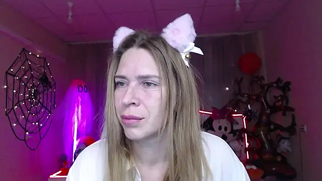 Snapshot of TessaDaybreak chatting on October 28, 7:56 am TessaDaybreak online show from October 28, 7:56 am