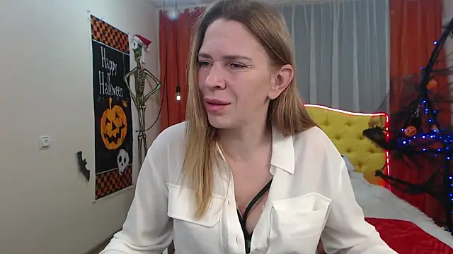 Snapshot of TessaDaybreak chatting on November 1, 8:49 am TessaDaybreak online show from November 1, 8:49 am