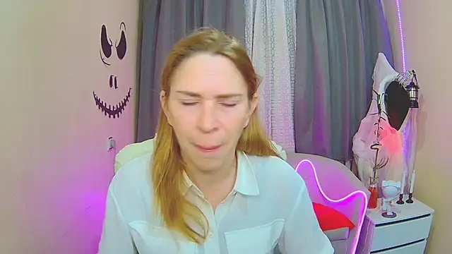 Snapshot of TessaDaybreak chatting on November 3, 7:20 am TessaDaybreak online show from November 3, 7:20 am