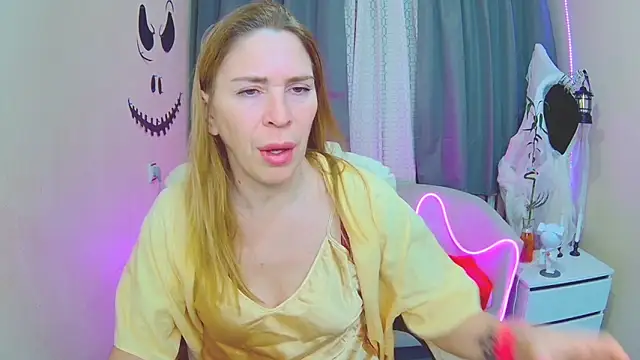 Snapshot of TessaDaybreak chatting on November 4, 7:51 am TessaDaybreak online show from November 4, 7:51 am