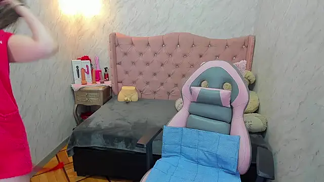 Lianngrace online show from June 5, 2:45 pm