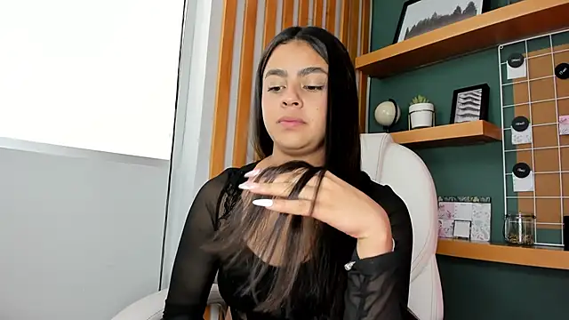 Snapshot of Bella_walker_ chatting on October 8, 8:28 pm Bella walker online show from October 8, 8:28 pm