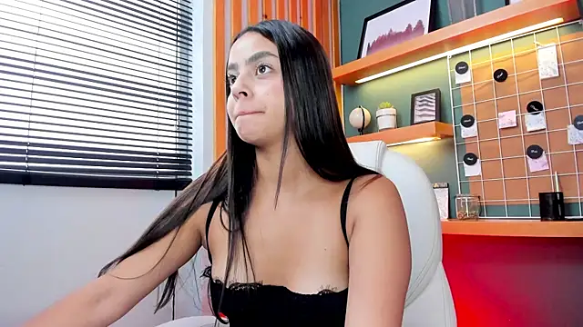 Snapshot of Bella_walker_ chatting on October 11, 2:15 pm Bella walker online show from October 11, 2:15 pm