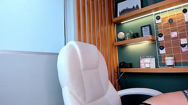 Snapshot of Bella_walker_ chatting on October 16, 10:11 pm Bella walker online show from October 16, 10:11 pm