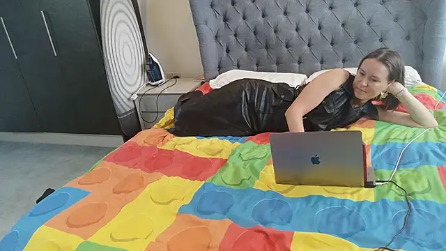 eatmypie69 online show from April 13, 9:59 am