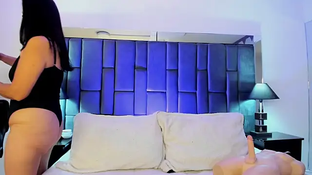 Aisha Nowak online show from October 19, 7:25 pm