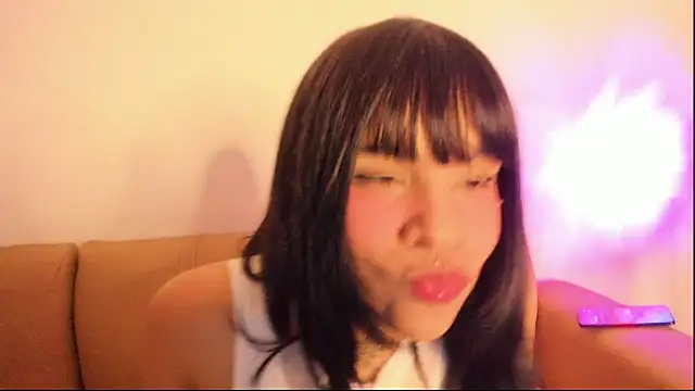 Snapshot of _Anahi chatting on February 5, 4:17 am Anahi online show from February 5, 4:17 am