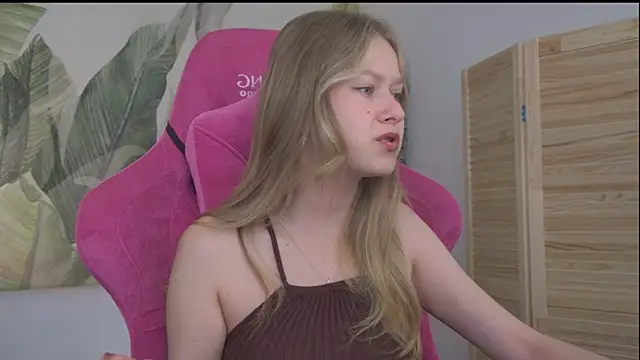 Snapshot of EveMundie chatting on July 8, 5:56 am EveMundie online show from July 8, 5:56 am