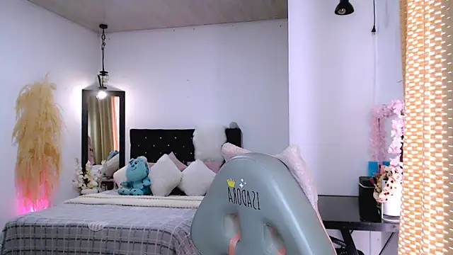 Snapshot of nilam_valker chatting on February 15, 6:23 pm nilam valker online show from February 15, 6:23 pm