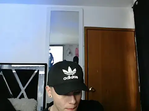 Snapshot of Smith_boy_25 chatting on March 10, 9:07 pm Smith boy 25 online show from March 10, 9:07 pm