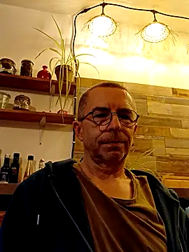 Snapshot of Xavspank2 chatting on November 15, 4:03 pm Xavspank2 online show from November 15, 4:03 pm