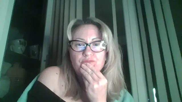 Snapshot of Mary888x chatting on February 21, 9:32 pm Mary888x online show from February 21, 9:32 pm