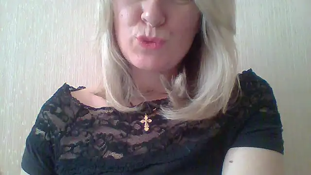 Snapshot of Mary888x chatting on December 18, 9:37 am Mary888x online show from December 18, 9:37 am