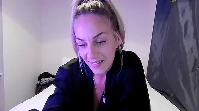 Snapshot of Edenfox- chatting on September 19, 10:32 pm Edenfox- online show from September 19, 10:32 pm