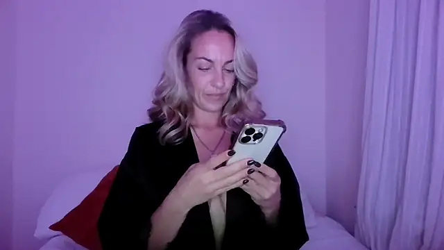 Snapshot of Edenfox- chatting on October 10, 9:14 pm Edenfox- online show from October 10, 9:14 pm